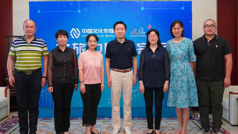 在确定会议主题后，需要明确会议目标，确保会议聚焦于主题。以下是一些建议：